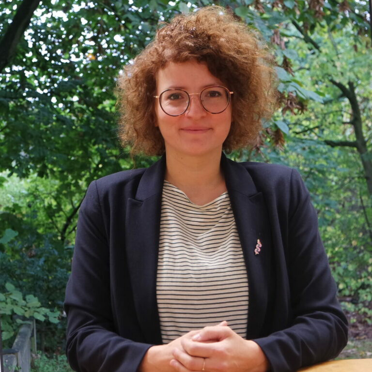 Saskia Beck-van Düllen lehnt freudig...