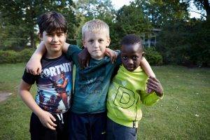 Kinder die sich im Arm halten