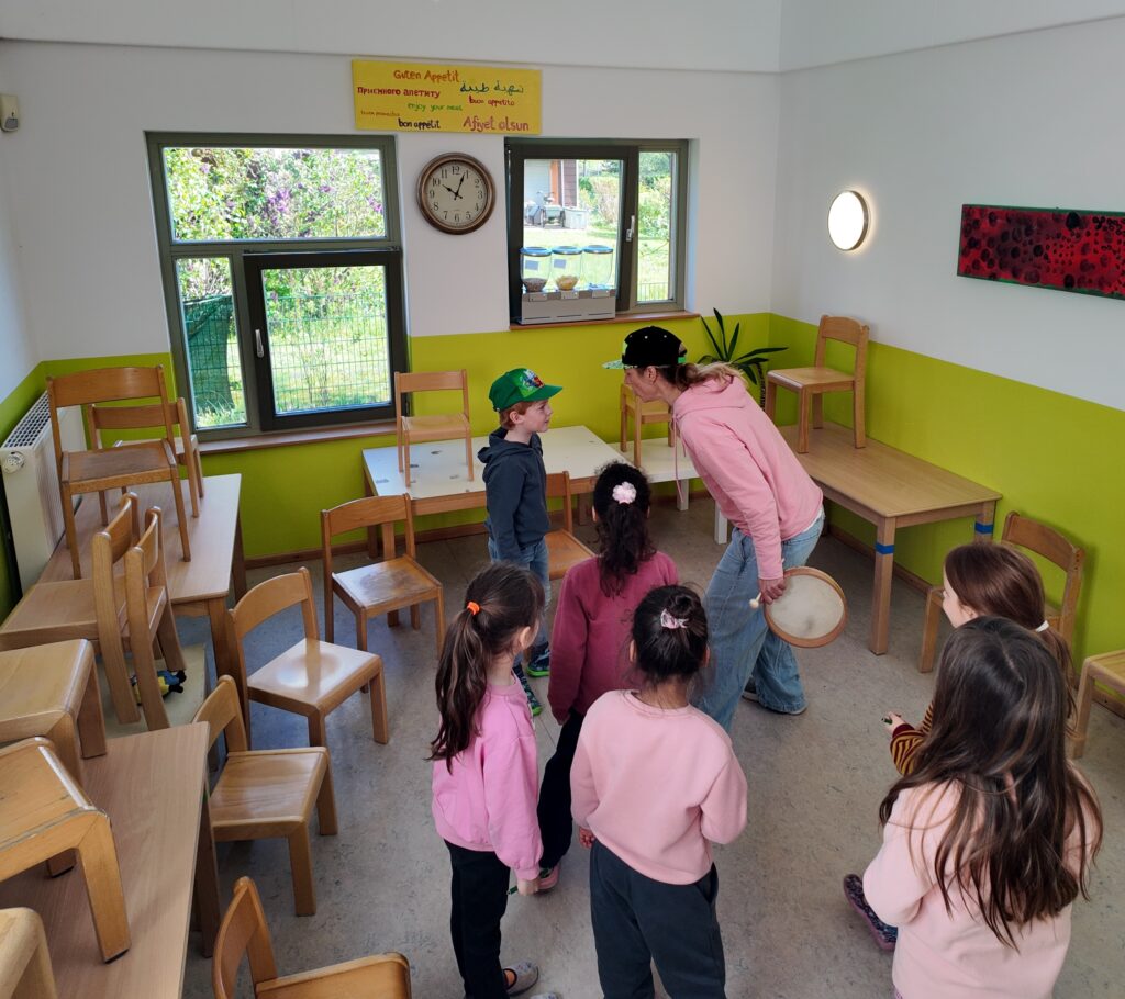 Eine Rollenspielsituation mit der Workshopleiterin in der Rolle der Provozierenden, die ein Mädchen anfasst und böse anschauend anspricht.