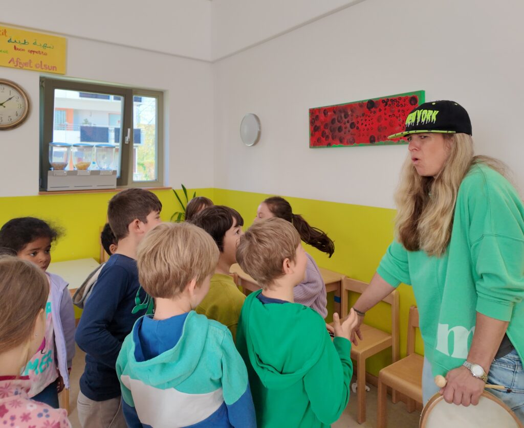 Eine Rollenspielsituation mit der Workshopleiterin in der Rolle der Provozierenden, die mit mehreren Kindern im Gespräch ist.